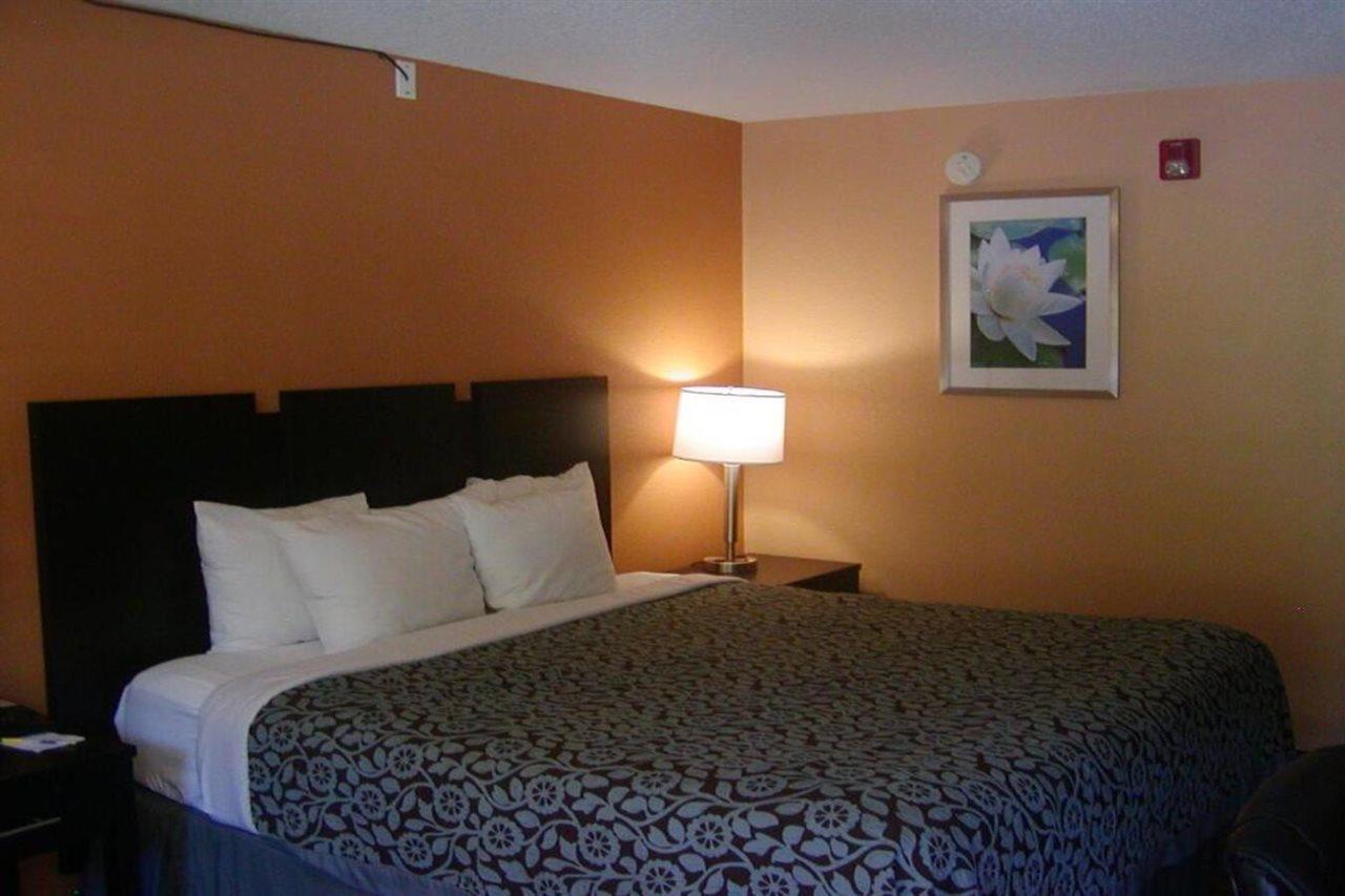 Days Inn By Wyndham Marietta White Water Exterior foto